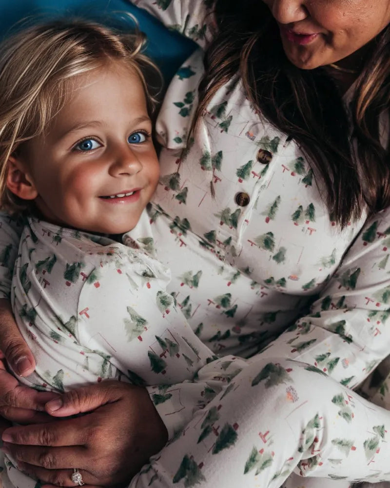 Weißer kleiner Weihnachtsbaum, endlich passende Pyjama-Sets (mit dem Pyjama des Haustierhundes) 