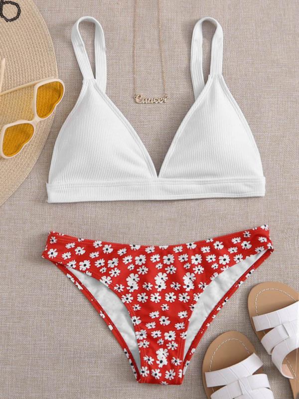 Bikini-Badeanzug mit Blumenmuster, Farbblock-Dreiecken und Schlitz 