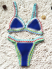 Dreieckiger Patchwork-Häkel-Neopren-Bikini-Badeanzug mit Schlitz 