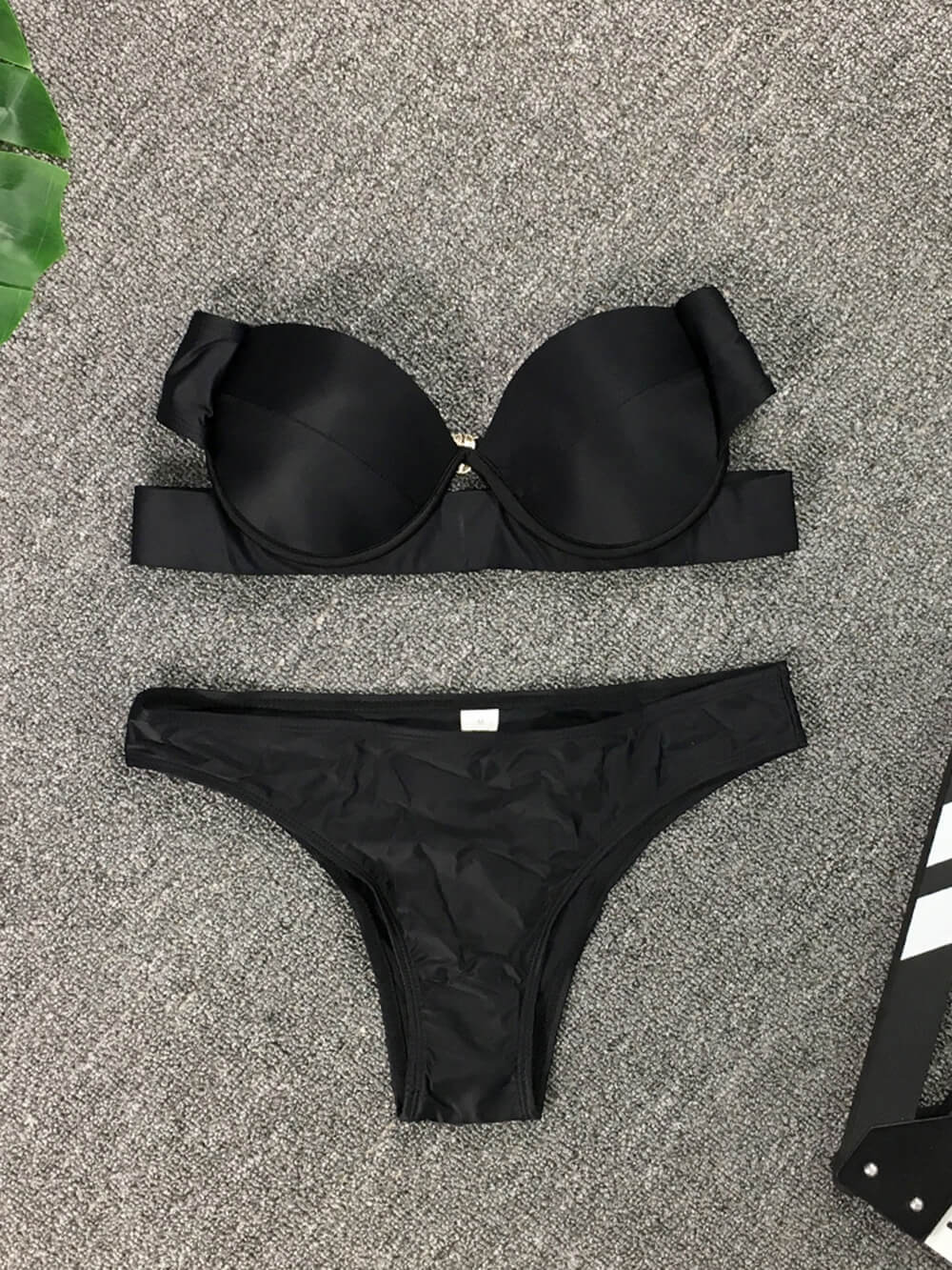 Trägerloser schwarzer Hardpack-Bikini