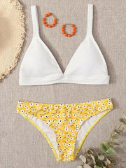 Bikini-Badeanzug mit Blumenmuster, Farbblock-Dreiecken und Schlitz 