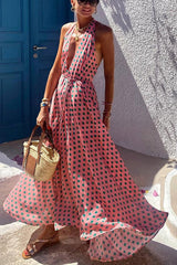 Vacay Mood Swing-Maxikleid mit Polka-Dots-Print hinten und Schnürung