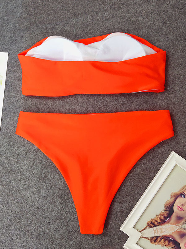 Einfarbiger Bandeau-Bikini-Badeanzug mit Schlitz 