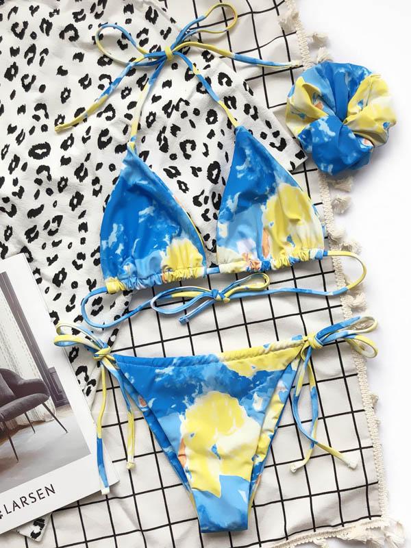 Neckholder-Bikini-Badeanzug mit Schlitz und Batikmuster + Haarring 