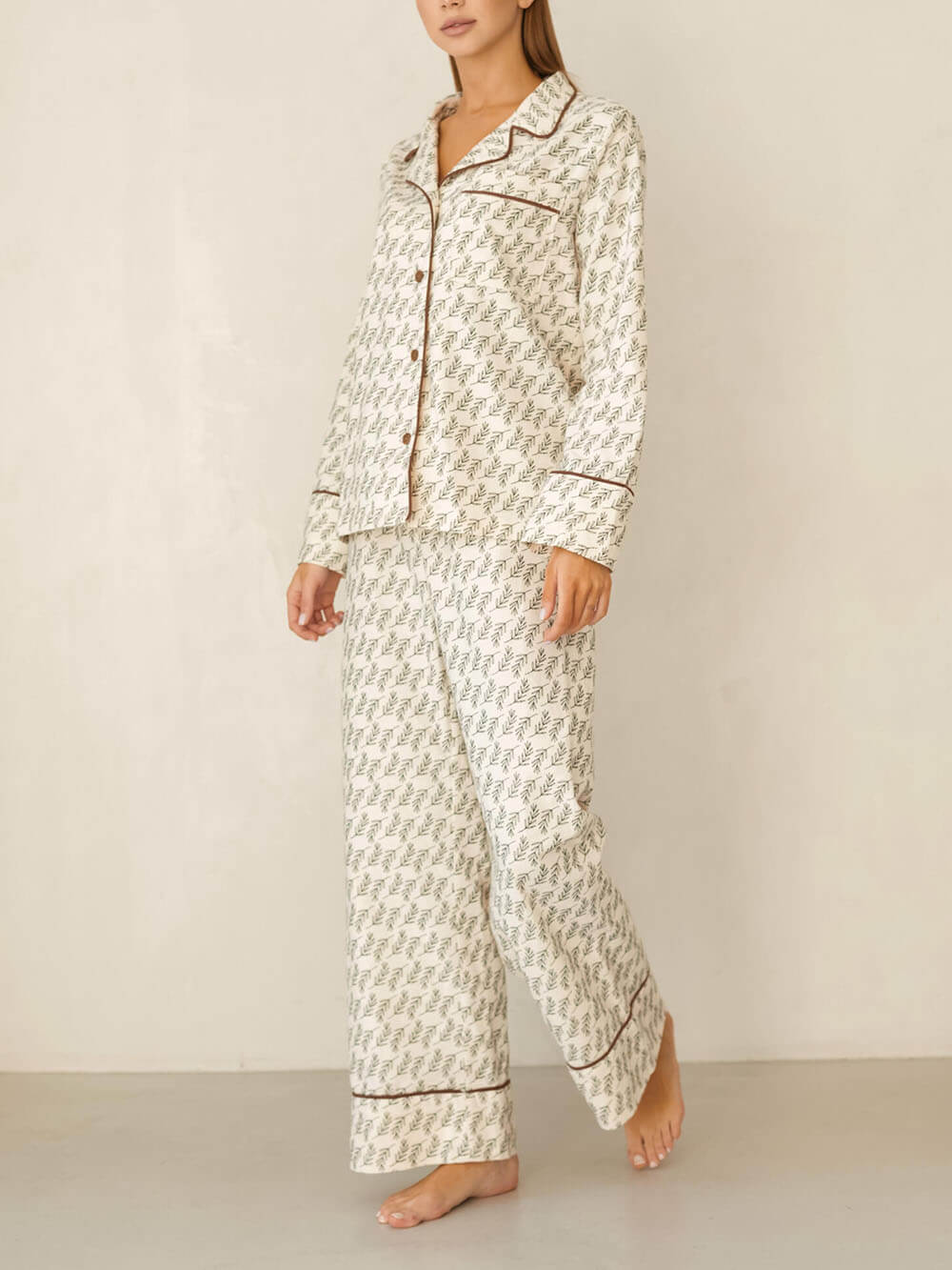 Lockeres, bedrucktes Patchwork-Pyjama-Set mit braunem Rand