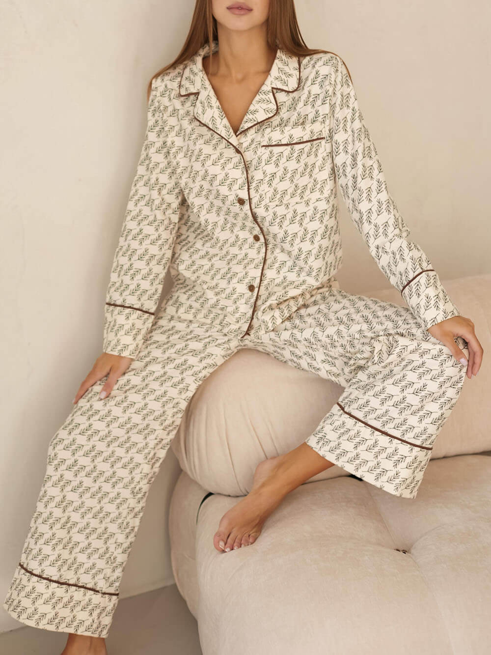 Lockeres, bedrucktes Patchwork-Pyjama-Set mit braunem Rand