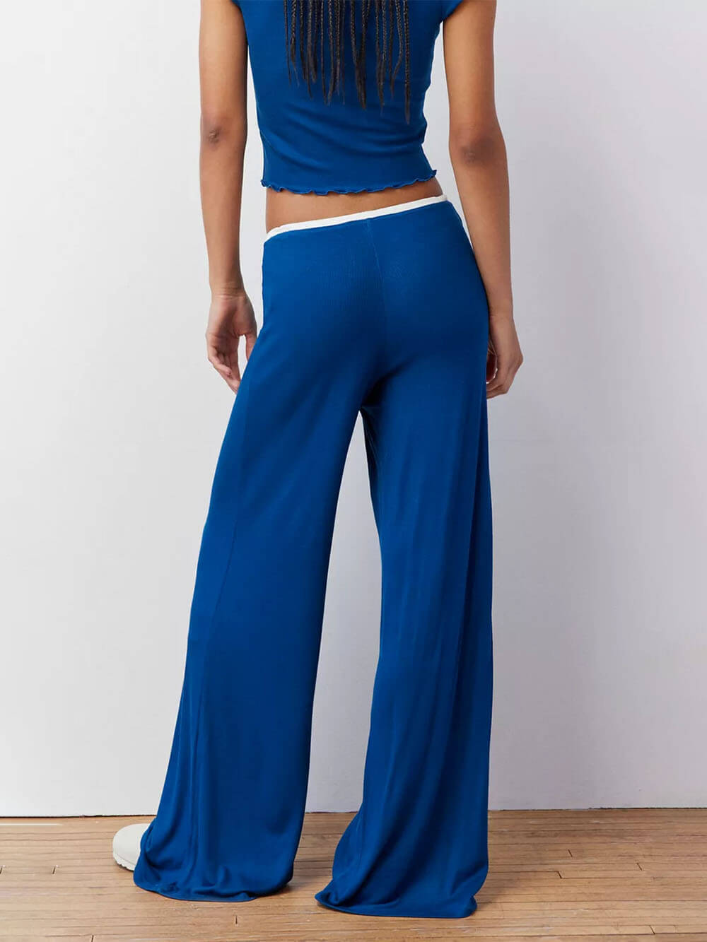 Loungewear-Set mit weiten Hosen im lässigen Stil