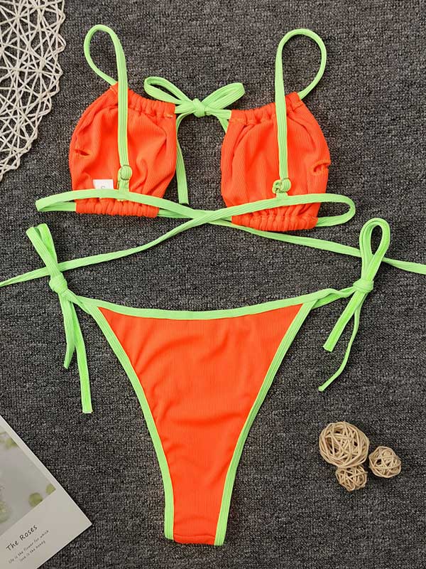 Rückenfreier Bralette-Bikini mit seitlicher Schnürung und geteiltem Ausschnitt in Kontrastfarbe 