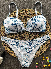 Bikini-Badeanzug mit Batikmuster, V-Ausschnitt, Schlitz und Farbverlauf 