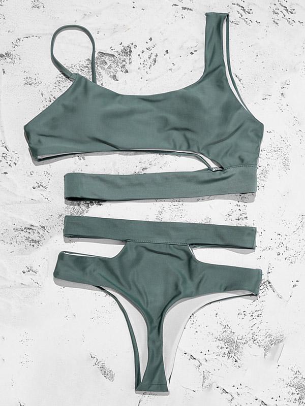 Einfarbiger, asymmetrischer Bikini-Badeanzug mit Schlitz 