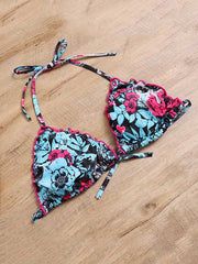 Rückenfreier Bikini mit Blumenmuster, Neckholder, Dreiecken und seitlicher Schnürung 