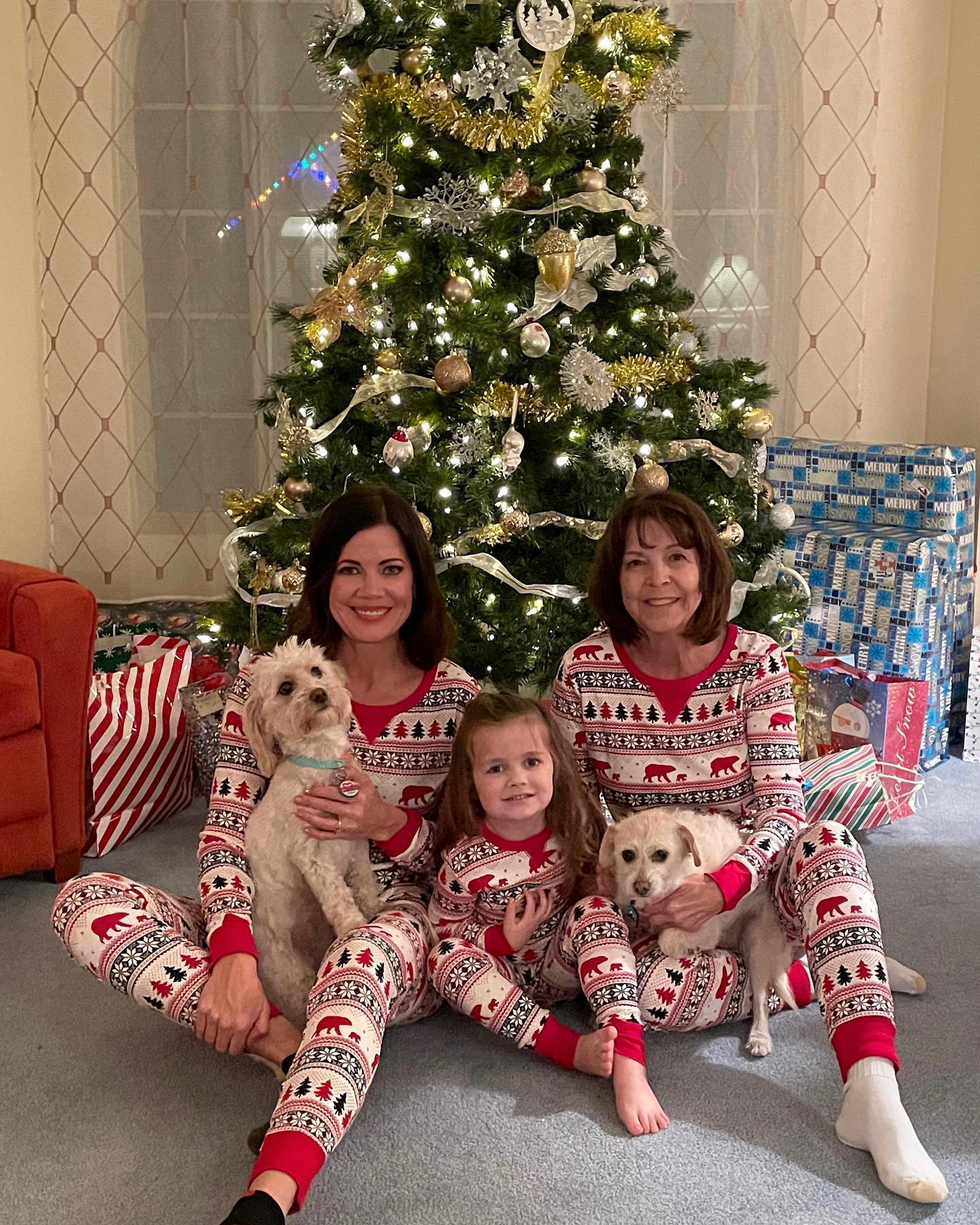 Niedliches passendes Familienpyjama-Set mit Weihnachtsbaum- und Bärenmuster