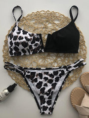 Asymmetrischer Bikini-Badeanzug mit geteiltem V-Ausschnitt und Schlitz 