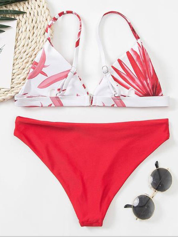 Bikini-Badeanzug mit Blumenmuster, Farbblock-Dreiecken und Schlitz 