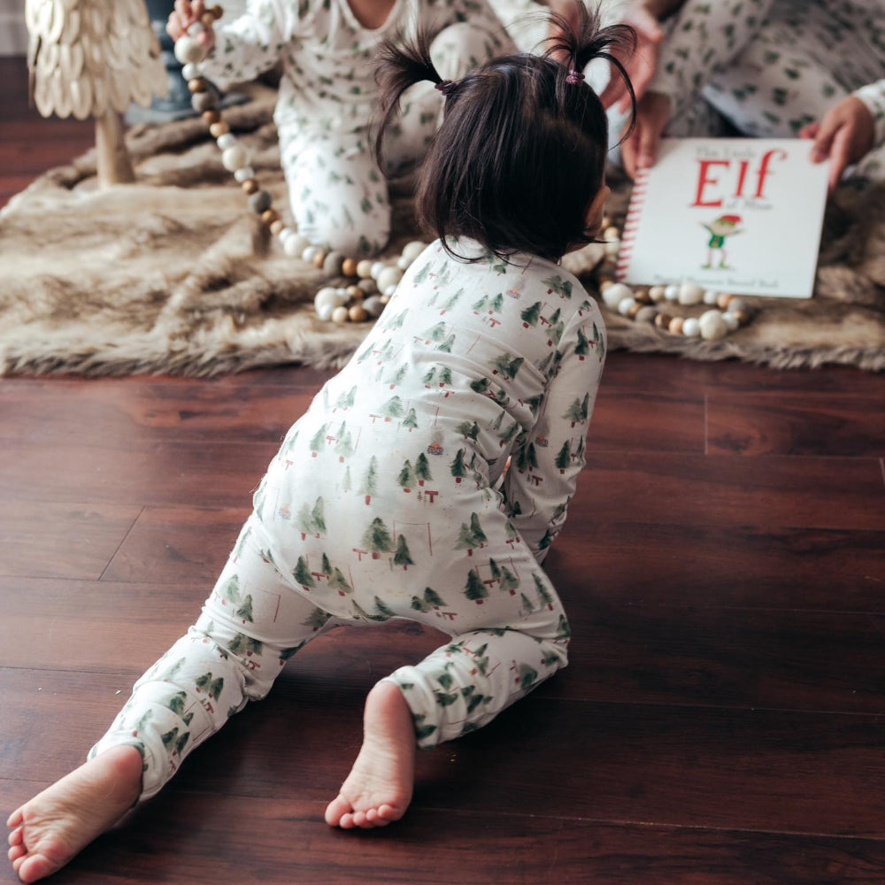 Weißer kleiner Weihnachtsbaum, endlich passende Pyjama-Sets (mit dem Pyjama des Haustierhundes) 