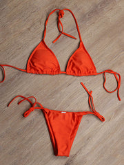 Bikini-Badeanzug mit einfarbigem Dreiecks-Bandage und Schlitz 