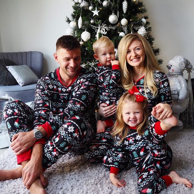 Niedliche Pyjama-Sets für die ganze Familie mit Weihnachtsmann- und Schneeflocken-Print