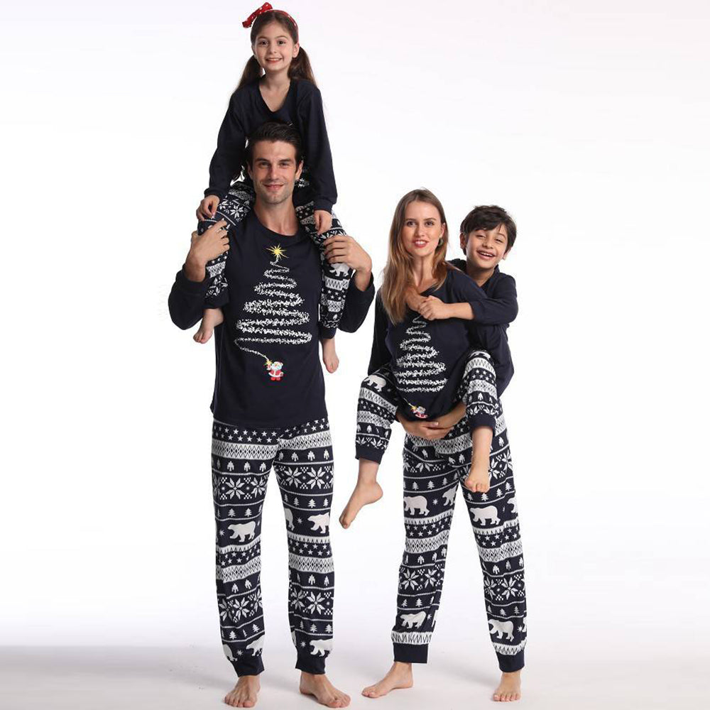 Passendes Familien-Pyjama-Set mit Weihnachtsbaum 