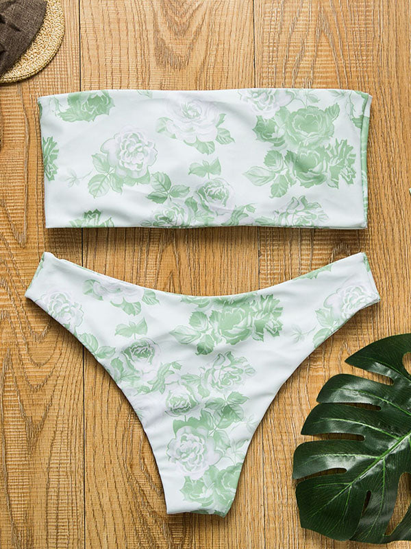 Polychromatischer prägnanter Bandeau-Bikini-Badeanzug mit Schlitz 