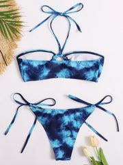 Neckholder-Bandeau-Bikini mit seitlichen Bindebändern 