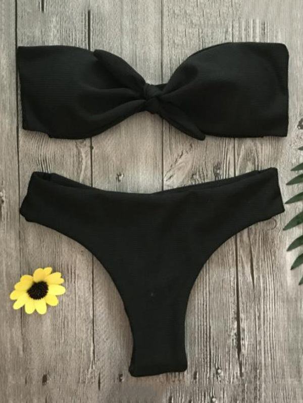 Einfarbiger Bandeau-Bikini-Badeanzug mit Knoten und Schlitz 