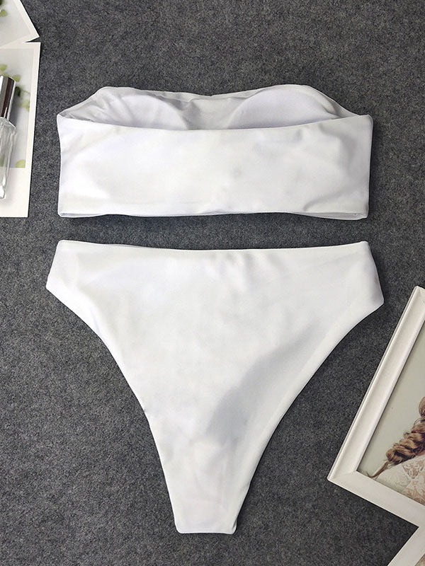 Einfarbiger Bandeau-Bikini-Badeanzug mit Schlitz 