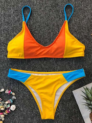 Bikini-Badeanzug mit Schlitz in Kontrastfarbe und geteiltem Schnitt 