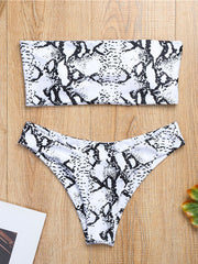 Polychromatischer prägnanter Bandeau-Bikini-Badeanzug mit Schlitz 