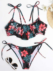 Bikini-Bademode mit Spaghetti-Ausschnitt, Blumen-Bralette und seitlicher Schnürung 