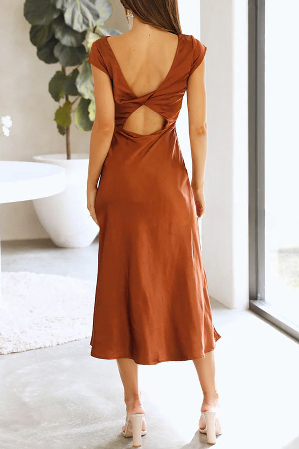 Ivana – Midi-Maxikleid aus Satin mit verdrehter Rückseite und Cut-Out