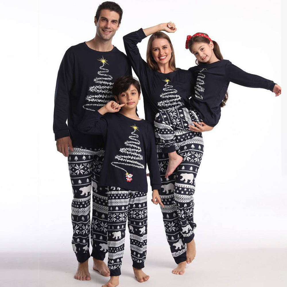 Passendes Familien-Pyjama-Set mit Weihnachtsbaum 