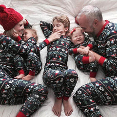 Niedliche Pyjama-Sets für die ganze Familie mit Weihnachtsmann- und Schneeflocken-Print