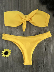 Einfarbiger Bandeau-Bikini-Badeanzug mit Knoten und Schlitz 