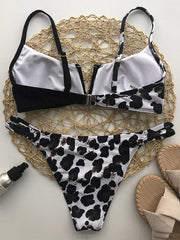 Asymmetrischer Bikini-Badeanzug mit geteiltem V-Ausschnitt und Schlitz 