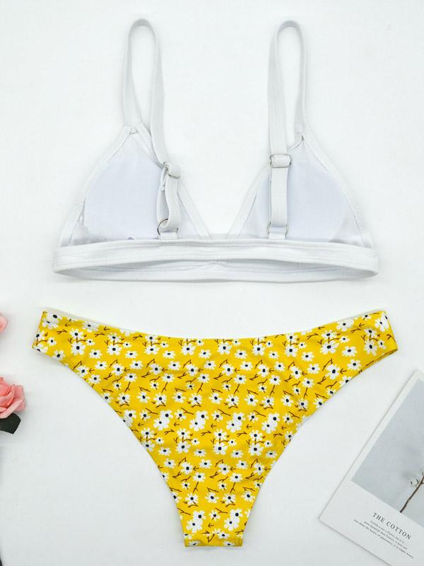 Bikini-Badeanzug mit Blumenmuster, Farbblock-Dreiecken und Schlitz 