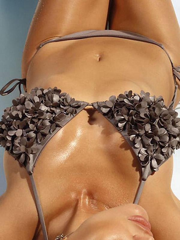 Bikini-Badeanzug mit Blumen- und Dreiecksverzierung, Bandage und Schlitz 