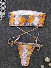 Bandeau-Bikini-Badeanzug mit Schlitz und Schlangenmuster 