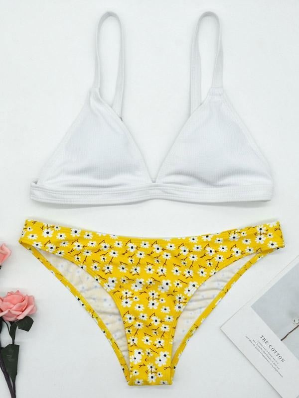 Bikini-Badeanzug mit Blumenmuster, Farbblock-Dreiecken und Schlitz 