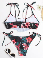 Bikini-Bademode mit Spaghetti-Ausschnitt, Blumen-Bralette und seitlicher Schnürung 