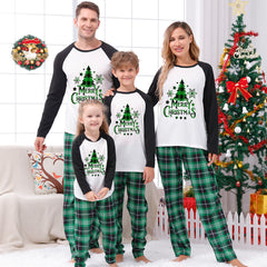 Passende Pyjama-Sets für die ganze Familie mit grünem Karomuster und Weihnachtsbaummuster (mit Hundekleidung)