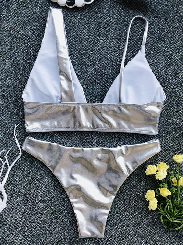 Einfarbiger, mit Pailletten besetzter Bikini-Bademode aus Leder mit V-Ausschnitt und Schlitz 