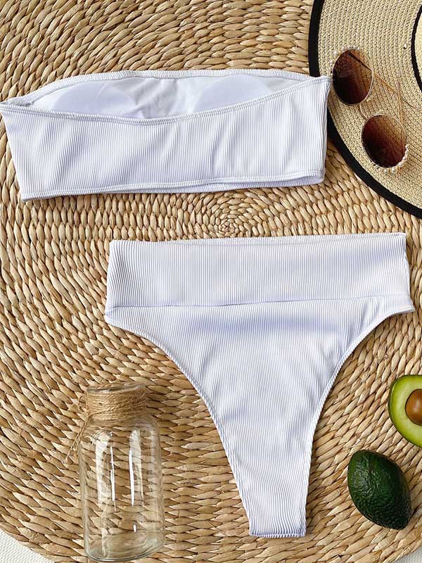 Einfarbig gestreifter Bandeau-Bikini-Badeanzug mit Schlitz 