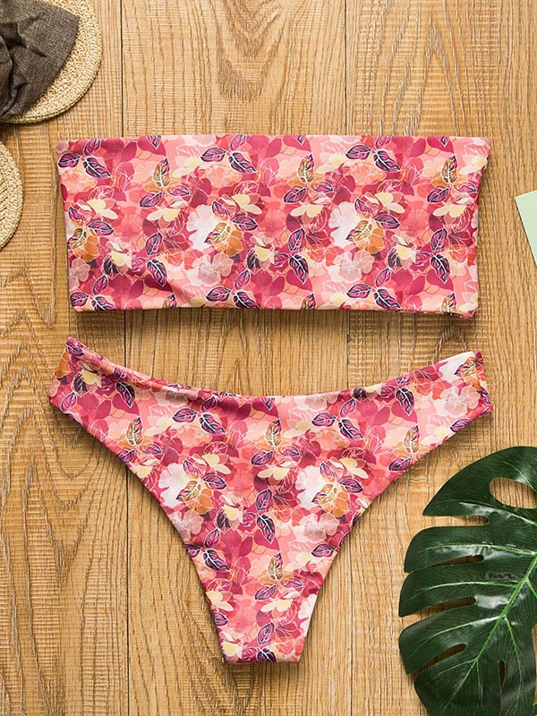 Polychromatischer prägnanter Bandeau-Bikini-Badeanzug mit Schlitz 