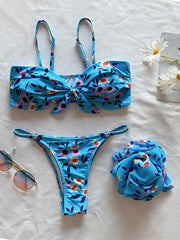 Dreiteiliger Bikini-Badeanzug mit Blumenmuster, Schleife und Schlitz 