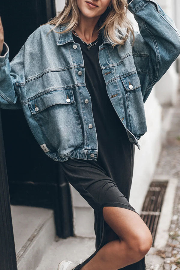 Schlichtes und müheloses, übergroßes T-Shirt-Midikleid mit offenen Ärmeln und Schlitz