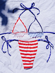 Bikini-Badeanzug mit geteiltem Dreiecks-Bandage und Nationalflaggen-Aufdruck 