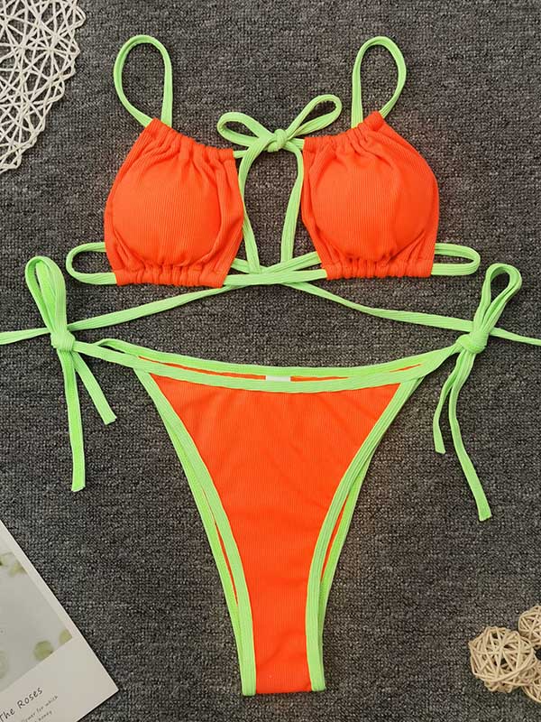 Rückenfreier Bralette-Bikini mit seitlicher Schnürung und geteiltem Ausschnitt in Kontrastfarbe 