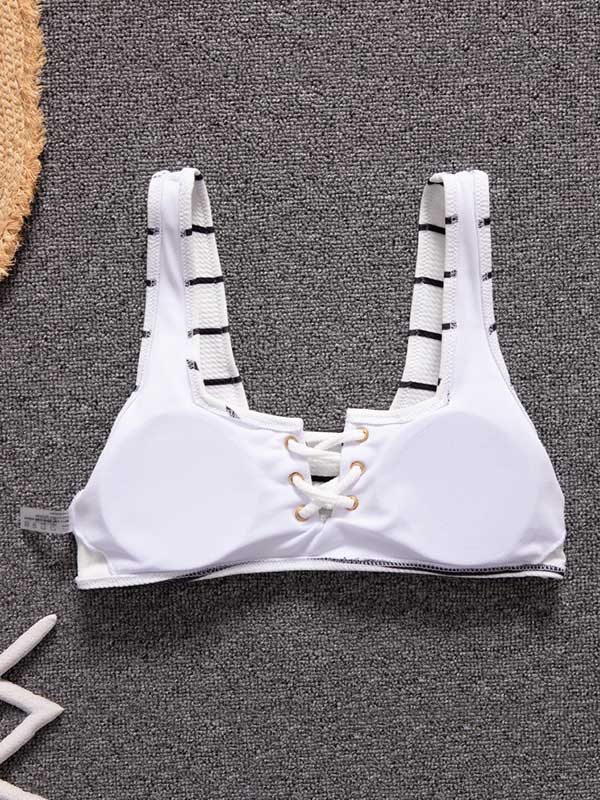 Gestreifter Bikini-Badeanzug mit U-Ausschnitt, Bandage und Schlitz 