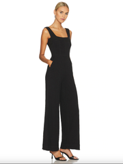 Schwarzer Jumpsuit mit eckigem Ausschnitt, ärmellos, weites Bein, einteiliges Outfit 