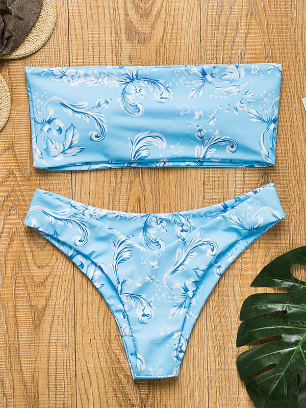 Polychromatischer prägnanter Bandeau-Bikini-Badeanzug mit Schlitz 